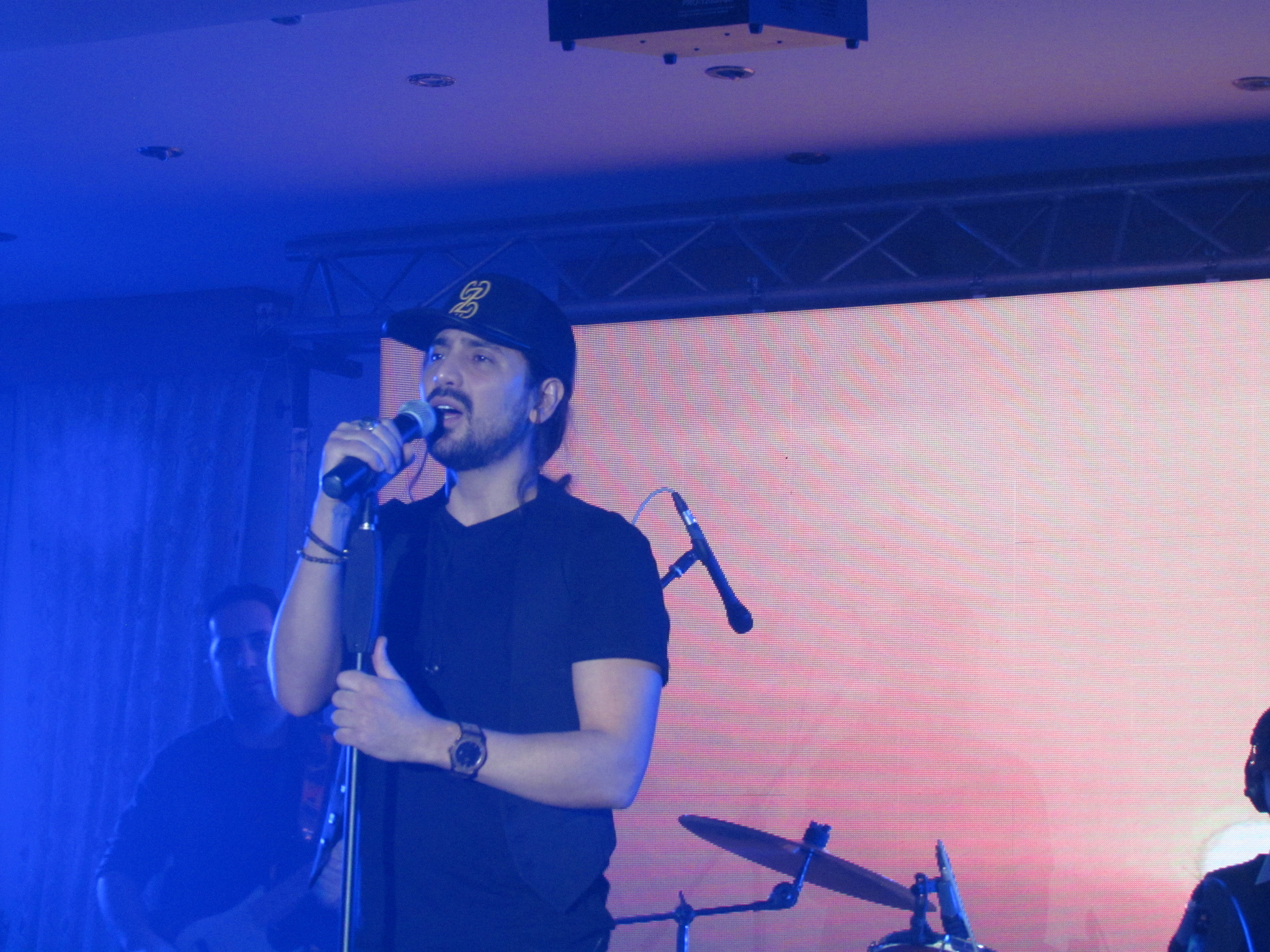 کنسرت باشکوه «امیرعباس گلاب» خواننده جوان موسیقی پاپ کشورمان در ۱۰ دی ماه در قزوین برگزار شد+تصاویر