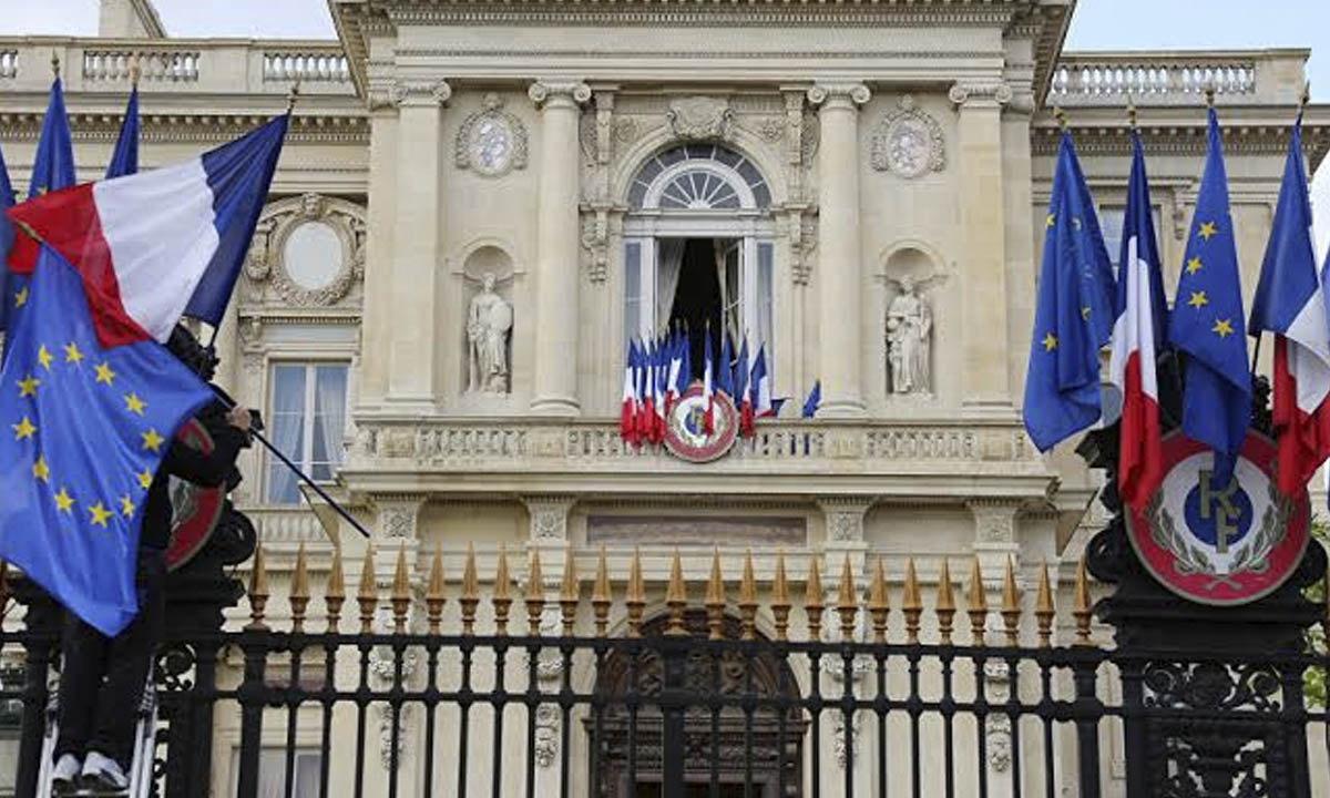 دولت فرانسه در آستانه استعفا و تغییرات گسترده