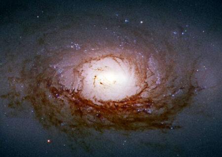 تصویر اعجاب انگیر قلب درخشان یک کهکشان مارپیچی!