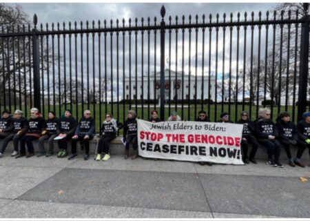 اعتراضات ضد جنگ به جلوی کاخ سفید رسید+تصویر