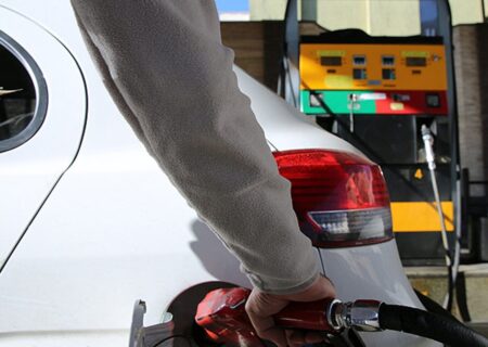 تصمیم افزایش قیمت بنزین با سران قوا / واردات خودرو در اولویت نیست