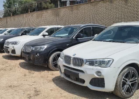 کشف ۱۴ خودروی BMW قاچاق در یک ساختمان مسکونی در غرب تهران