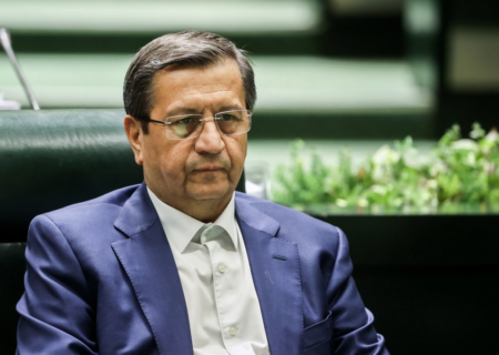 همتی در مجلس: دلار ۹۲ هزار تومانی واقعی نیست/ ۳۵ درصد ارزهای صادراتی بازنگشته است/ کاملاً آگاهم که بسیاری از مردم زیر خط فقر رفته‌اند