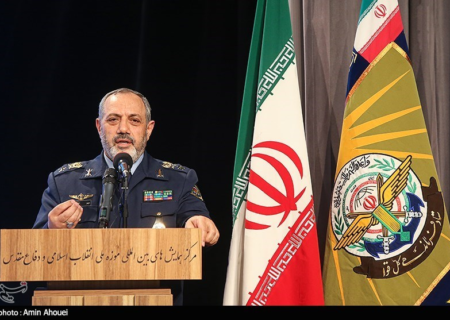 وزیر دفاع:ایران در ساخت انواع شناور سطحی و زیرسطحی خودکفا شد