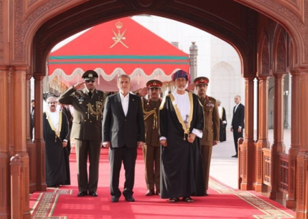 استقبال سلطان هیثم از پزشکیان در قصر العلم مسقط