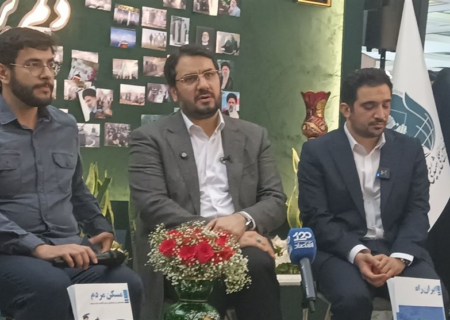 رونمایی از کتاب «ایران‌راه» و «مسکن مردم» در غرفه شهید رئیسی