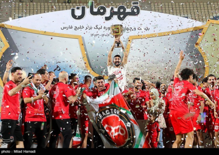جشن قهرمانی تراکتور با ورود تماشاگران به زمین نیمه‌تمام ماند