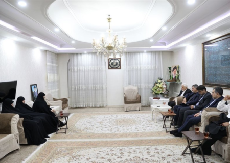دیدار عارف با خانواده شهیدان رئیسی و رحمتی