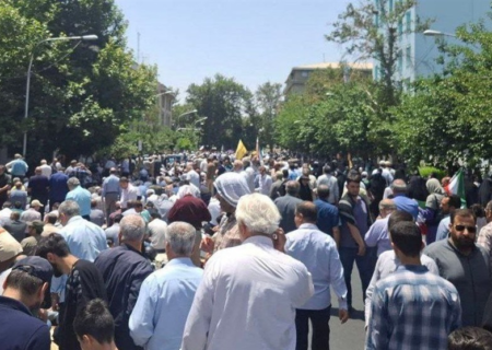 حضور گسترده نمازگزاران تهرانی در دانشگاه و خیابان‌های اطراف