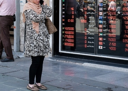 دلار می‌تازد، مسئولان تکذیب می‌کنند