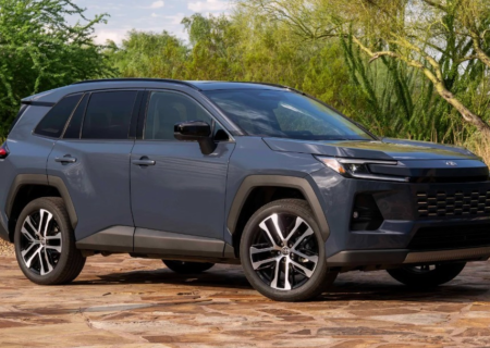 تویوتا RAV4؛ SUV آرام، بالغ و بی‌ادعا که هنوز فرمان کلاس خودش را در دست دارد