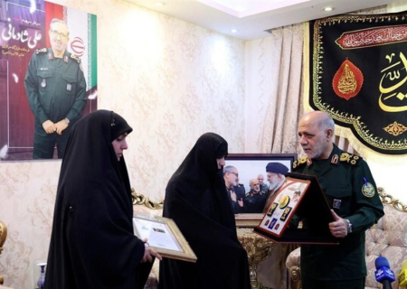 اعطای درجه سپهبدی به خانواده شهید علی شادمانی توسط سرلشکر عبداللهی