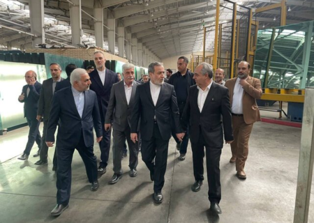 بازدید عراقچی از کارخانه شیشه آذر