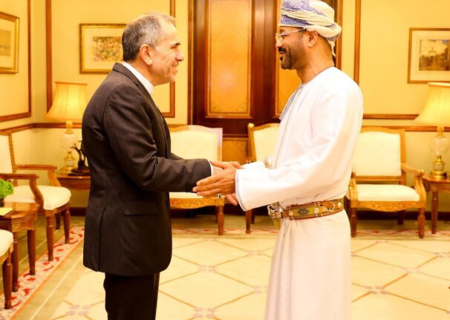 رایزنی تخت‌روانچی با وزیر خارجه عمان درباره مسائل دوجانبه و منطقه‌ای