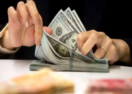 بازار عقب‌نشینی کرد؛ دلار در کانال ۱۰۶ هزار تومان