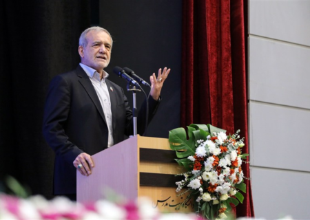 پزشکیان: مصمم هستیم هر مسأله ای که برای فعالان اقتصادی مزاحمت ایجاد میکند را رفع کنیم