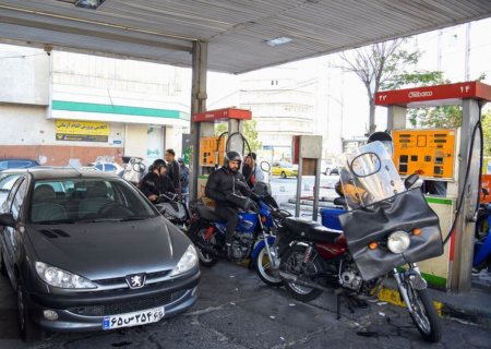 بنزین ۱۵۰۰ تومانی باید حذف شود/ اگر بنزین پلکانی بالا می‌رفت، امروز دلار ۵۵ هزار تومان بود