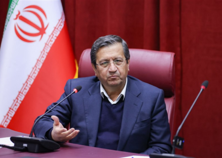 همتی: بازار ارز در حال آرام شدن است