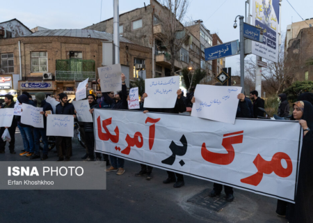 تجمع دانشجویان مقابل سفارت انگلیس در تهران