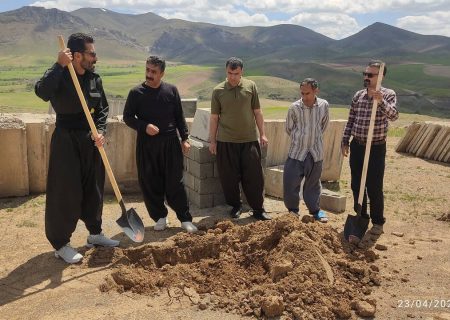 کاشت ۶۰ اصله نهال بادام در زیویه به مناسبت روز زمین پاک