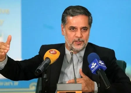 انتقاد تند نقوی حسینی از حملات به پزشکیان و قالیباف